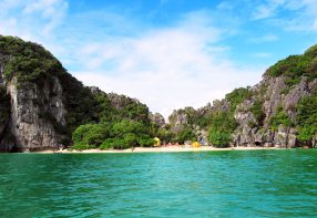 4 Days at Ha Long Bay on Appricot Cruise and Cat Ba Islands